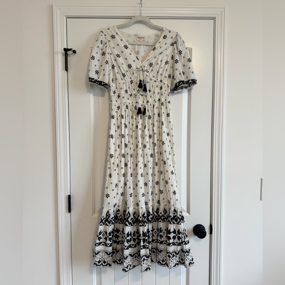 Bombay Paisley Size Medium Short Sleeve cotton dress. White & black